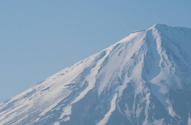 Fuji dağını karla kapatın.