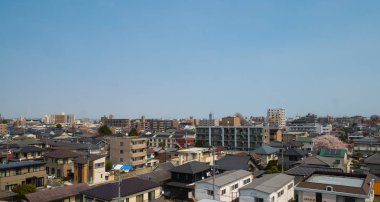 Trenin penceresinden Tokyo şehri görünüyor.