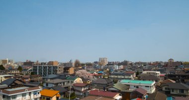 Trenin penceresinden Tokyo şehri görünüyor.