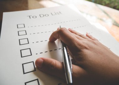 Liste kağıdı yapmak için kalemle kapalı el ve iş konsepti, klasik tarzı ve yumuşak tonu doldurmak için bilgi biçimi