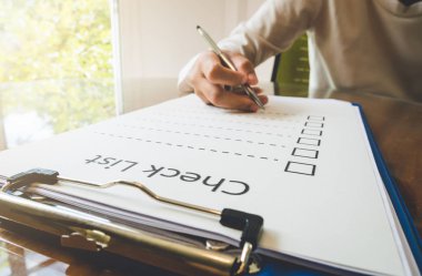 Yakın çekimde, kontrol listesi kağıdına kalem konması ve iş konsepti, klasik tarzı ve softtone biçiminde bilgi doldurma biçimi