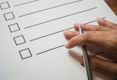 Yakın çekimde, kontrol listesi kağıdına kalem konması ve iş konsepti, klasik tarzı ve softtone biçiminde bilgi doldurma biçimi