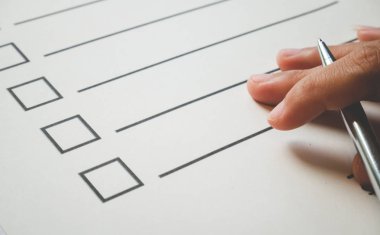 Yakın çekimde, kontrol listesi kağıdına kalem konması ve iş konsepti, klasik tarzı ve softtone biçiminde bilgi doldurma biçimi