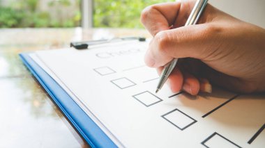Yakın çekimde, kontrol listesi kağıdına kalem konması ve iş konsepti, klasik tarzı ve softtone biçiminde bilgi doldurma biçimi