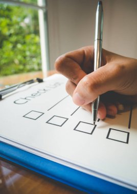 Yakın çekimde, kontrol listesi kağıdına kalem konması ve iş konsepti, klasik tarzı ve softtone biçiminde bilgi doldurma biçimi