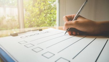 Yakın çekimde, kontrol listesi kağıdına kalem konması ve iş konsepti, klasik tarzı ve softtone biçiminde bilgi doldurma biçimi