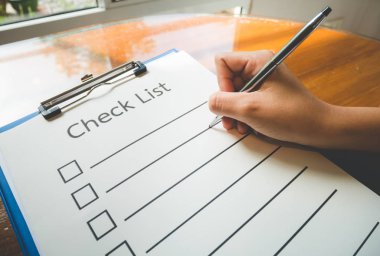 Yakın çekimde, kontrol listesi kağıdına kalem konması ve iş konsepti, klasik tarzı ve softtone biçiminde bilgi doldurma biçimi