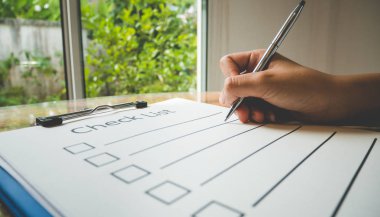 Yakın çekimde, kontrol listesi kağıdına kalem konması ve iş konsepti, klasik tarzı ve softtone biçiminde bilgi doldurma biçimi