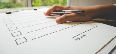 Bakım kağıdı üzerindeki kalemle yakın çekim eli ve iş konsepti, klasik tarzı ve yumuşak tonu doldurma biçimi