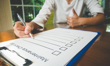 Bakım kağıdı üzerindeki kalemi ve iş konsepti, klasik tarz ve yumuşak ton bilgilerini doldurma biçimini kapat