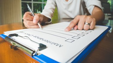 Bakım çeki kağıdına yakın el ele tutuşma. İş konsepti, klasik tarz ve yumuşak ton bilgilerini doldurma biçimi