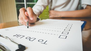 Liste kağıdı yapmak için kalemle kapalı el ve iş konsepti, klasik tarzı ve yumuşak tonu doldurmak için bilgi biçimi