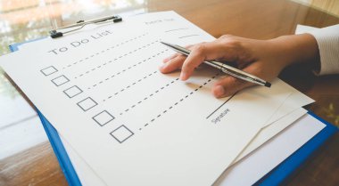 Liste kağıdı yapmak için kalemle kapalı el ve iş konsepti, klasik tarzı ve yumuşak tonu doldurmak için bilgi biçimi