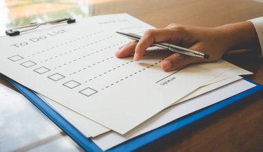Liste kağıdı yapmak için kalemle kapalı el ve iş konsepti, klasik tarzı ve yumuşak tonu doldurmak için bilgi biçimi