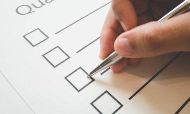 Kaliteli çek kağıdına yakın el ele tutuşma kalemi ve iş konsepti, vintage tarzı ve softtone biçiminde bilgi doldurma biçimi