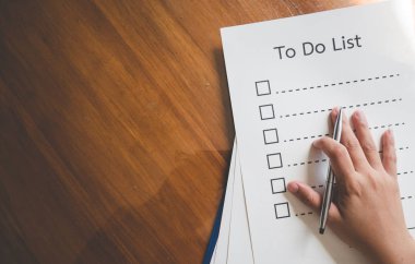 Liste kağıdı yapmak için kalemle kapalı el ve iş konsepti, klasik tarzı ve yumuşak tonu doldurmak için bilgi biçimi