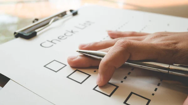 Primo Piano Mano Con Penna Sulla Carta Lista Controllo Formato — Foto Stock