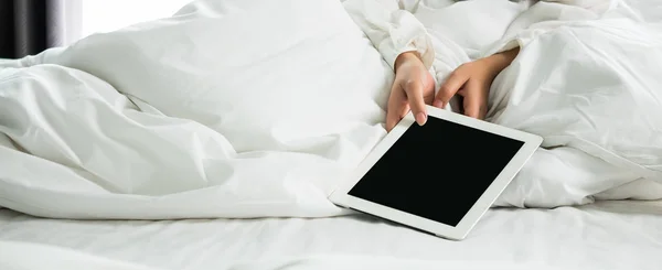 周末早上醒来后 亲密的亚洲女人在床上用平板电脑 用平板电脑阅读新闻 看电影或在社交媒体 Release Communications 上聊天 — 图库照片