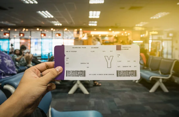 Biniş kartı yandan bulanıklık Havaalanı terminal arka plan ile t