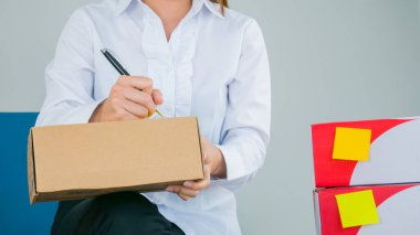 Bir çok paket paketli küçük işletme sahibi ile başlat İşyeri online satış kavramında denetim listesi kağıdı ile göndermeden önce müşteri adresleri yazmaktadır