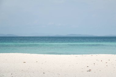 Yaz konsepti için mavi denizli beyaz kum