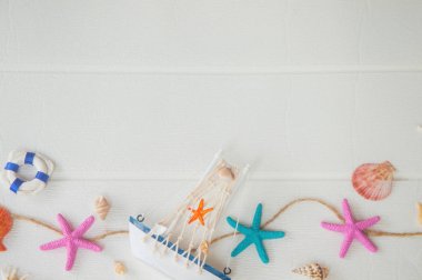 Üstten görünüm beyaz zemin üzerine deniz dekorasyon. Deniz kavramı.