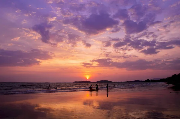 Silueta Gente Jugando Mar Con Cielo Espectacular Atardecer — Foto de Stock