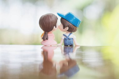 Sevgililer Günü konsepti için romantik öpücükte mini bebekleri kapatıyoruz.