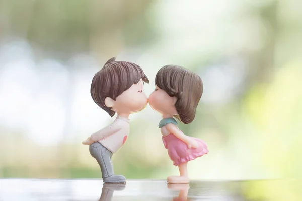 Close Mini Couple Dolls Romantic Kiss Valentine Day Concept — стоковое фото