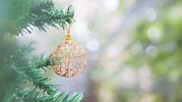 Κοντινό Πλάνο Του Χρυσού Μπάλα Για Χριστούγεννα Πρωτοχρονιά Διακόσμηση Φόντο — Φωτογραφία Αρχείου