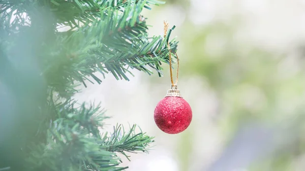 Közelkép Piros Labdát Pinecone Karácsony Vagy Újévi Dekoráció Háttér — Stock Fotó