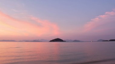 Deniz doğa arka plan için günbatımı gökyüzü ile görünümü