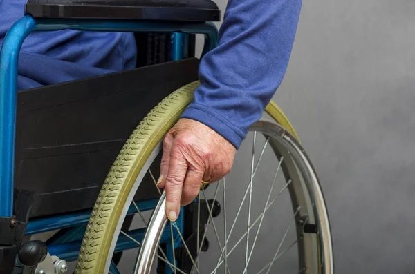 Senior Lady em uma cadeira de rodas auto-propulsionada — Fotografia de Stock