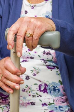 Kıdemli vatandaş bir baston ile