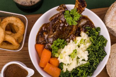 Kuzu incik Dinner.Traditional St Patricks Günü kuzu incik Colcannon, yiğit hırpalanmış soğan halkaları ve İrlandalı şişman bir bardak ile servis.