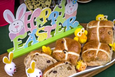 Paskalya sıcak çapraz Buns.Selection, Paskalya sıcak Cross Buns çikolata Paskalya yumurtaları ve yenilik piliçle bahar çiçekleri ile.