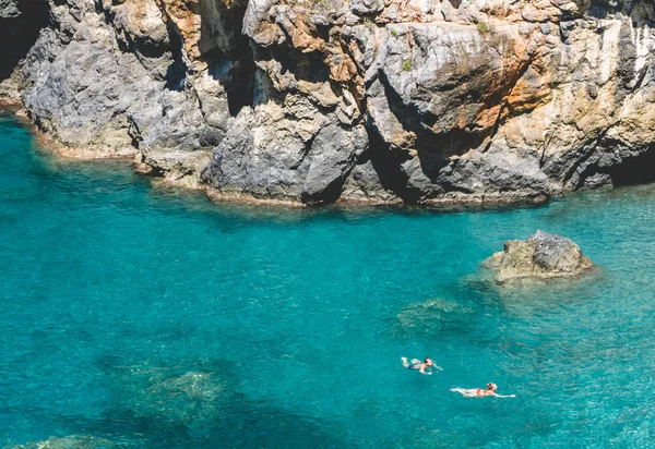 Nadador en mar turquesa de calabria en italia — Foto de Stock