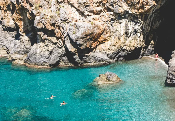 Nadador en mar turquesa de calabria en italia — Foto de Stock