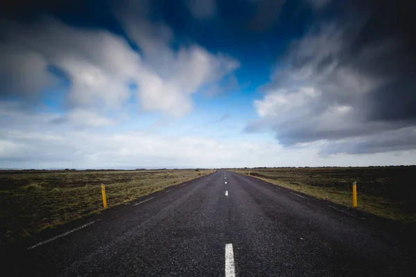 Long road into distance — Stock Photo, Image