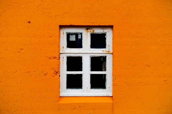 Oranje muur met witte vintage venster — Stockfoto