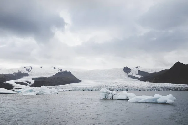 Isberg och glaciären i Island havet — Stockfoto