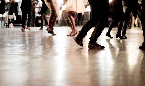 Гойдалки танцюристи в танцмайданчику — стокове фото