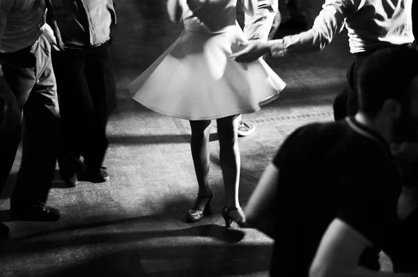 黑色和白色和老式风格的秋千舞者 — 图库照片