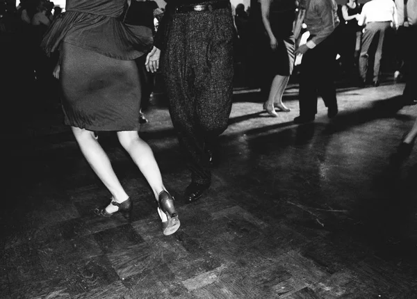 Swing dansers in zwart-wit en vintage stijl — Stockfoto