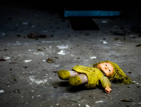 在肮脏的地板上被遗弃的娃娃 — 图库照片