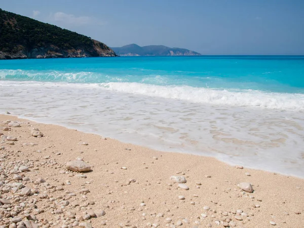Isla de Cefalonia, Grecia. Hermosa vista de la bahía Mirtos y b — Foto de Stock