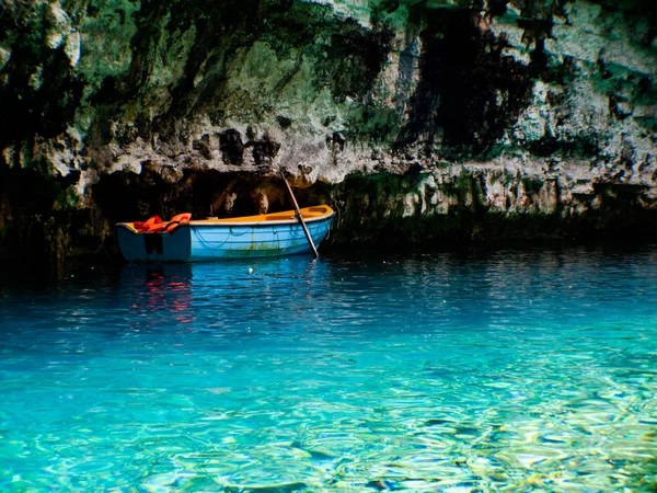 Cueva de Melissani en la isla de Cefalonia, Grecia . — Foto de Stock