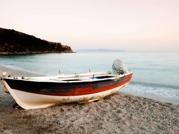Isla de Cefalonia, Grecia. Hermosa vista del barco en la orilla — Foto de Stock