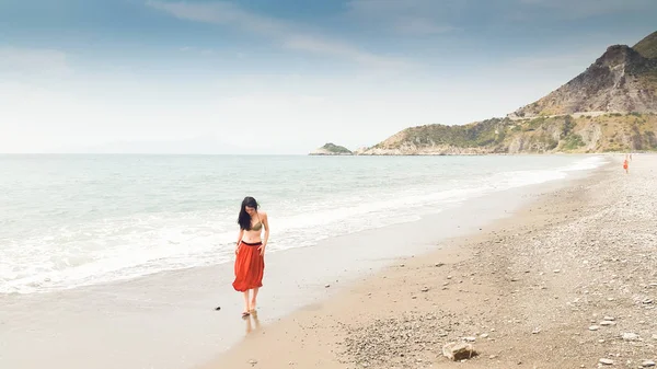 Young woman walking alone in barefoot at the shore — Stock Photo, Image