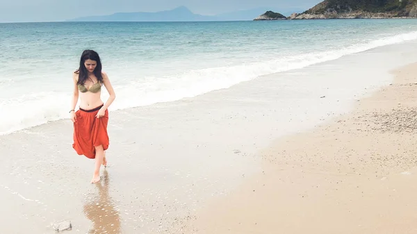 Young woman walking alone in barefoot at the shore — Stock Photo, Image